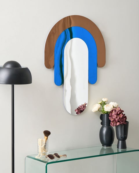 Nahaufnahme eines künstlichen Weihnachtsbaums mit Schnee bedeckt