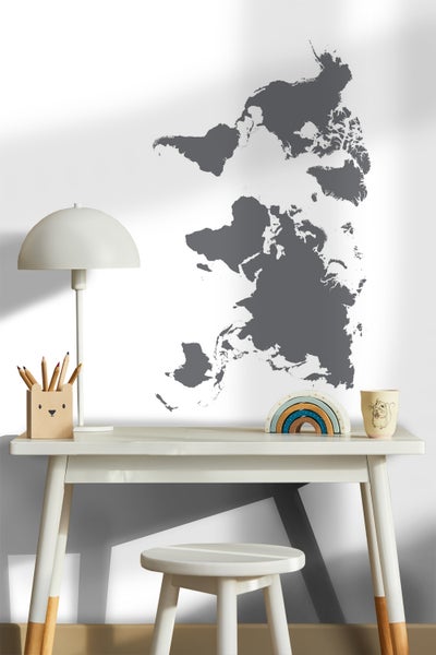 Kinderzimmer mit Schreibtisch, Stuhl, Lampe und Weltkarte als Wandtattoo