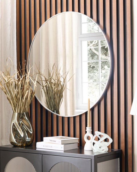 Dekoratives Interieur mit Spiegel, Kommode, Blumenvase und Holzpaneel