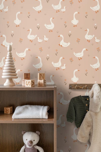 Kinderzimmer mit Tapete mit Gänsemuster, Holzregal und Spielzeug