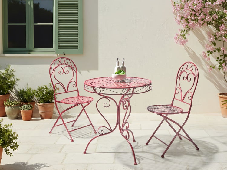 Balkonmöbel-Set mit Tisch und zwei Stühlen auf einer Terrasse