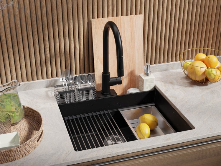 Spüle mit Abtropfgestell, Schneidebrett und Armatur in einer Küchenszene.