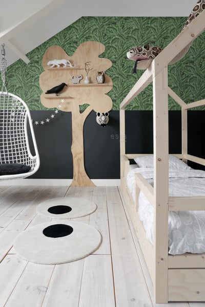 Kinderzimmer mit Holzbett, Hängesessel, Baumregal und dekorativer Tiergestaltung für ein spielerisches Ambiente.