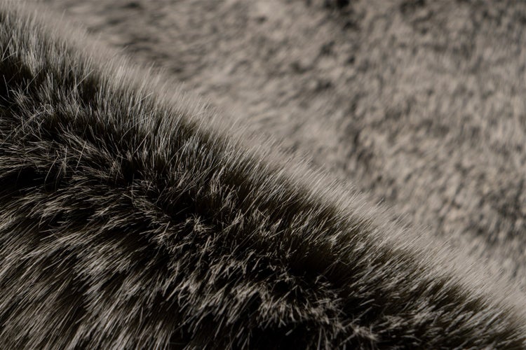 Nahaufnahme eines weichen Kunstfells mit dichter Haarstruktur.
