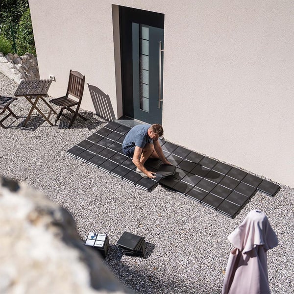 Skaza Balkon Boden - Terrassenplatten Außenbereich mit Klicksystem - 25 x 25 cm, 0,5 m² 8 Fliesen - Wetterfeste Balkonfliesen - Belastbar bis 1000 kg, Modular & Rutschfest - 100% Recycelt - Braun
