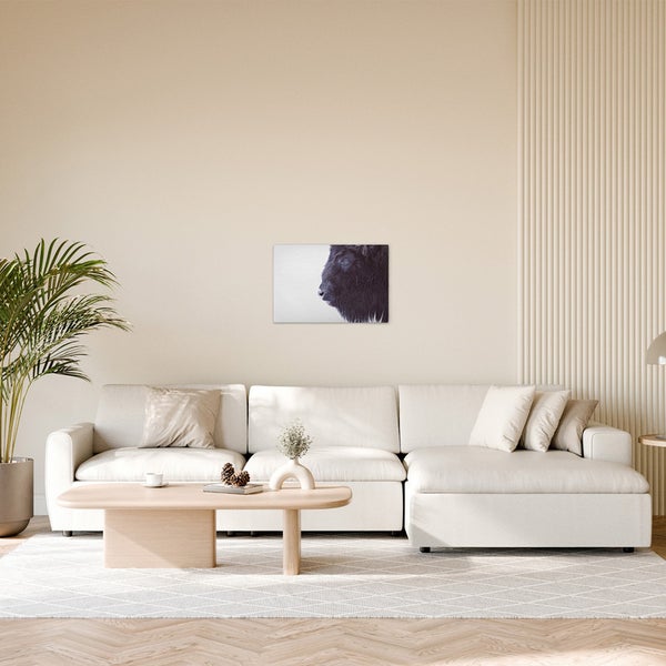 Wohnzimmer mit Sofa, Couchtisch und Wandbild mit Büffelmotiv