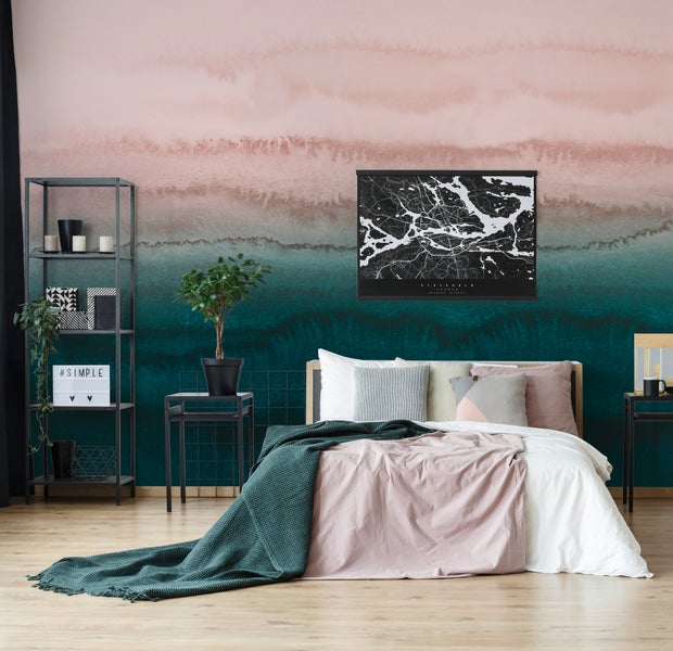Modernes Schlafzimmer mit Motivtapete im Aquarell-Stil, schwarzem Metallregal, Bett mit Decken und einem gerahmten Bild an der Wand.