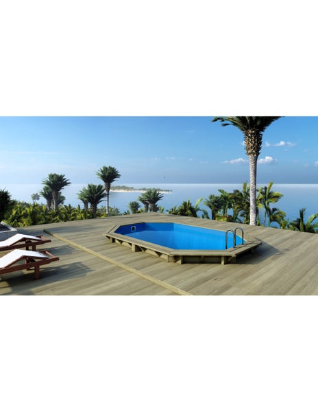 Szene mit Pool und Holzterrasse im Außenbereich mit Palmen