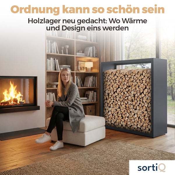 Modernes Kaminholzregal für den Innenbereich gefüllt mit Brennholz in einem hellen Wohnzimmer mit Kamin und Bücherregal. sortiQ Logo.