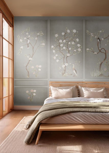 Schlafzimmer mit gemusterter Wandtapete, Bett und Teppich