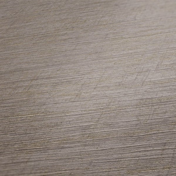 Wohnraum mit Textiltapete, Holzboden und Holzbänken mit Körben