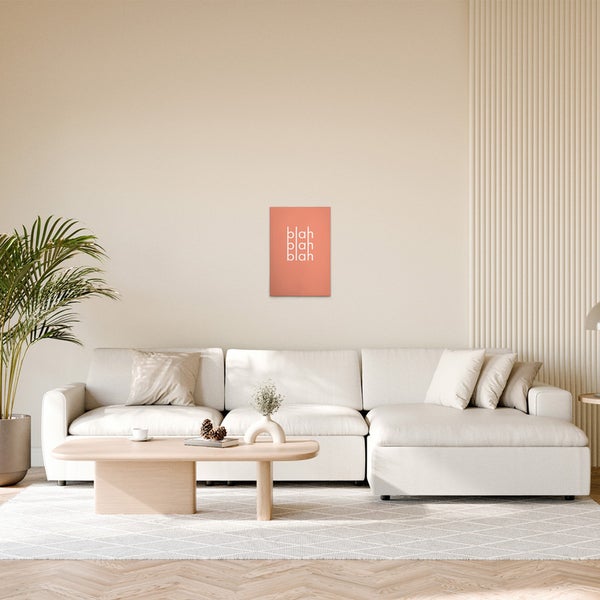 Wohnzimmer mit einem Sofa, einem Tisch und einem Wandbild mit dem Wort Blah