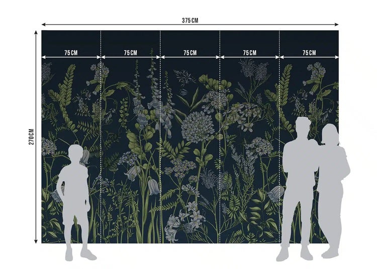 Fototapete mit botanischem Blumenmuster auf dunkelblauem Hintergrund in einem hellen Schlafzimmer mit Holzbett.