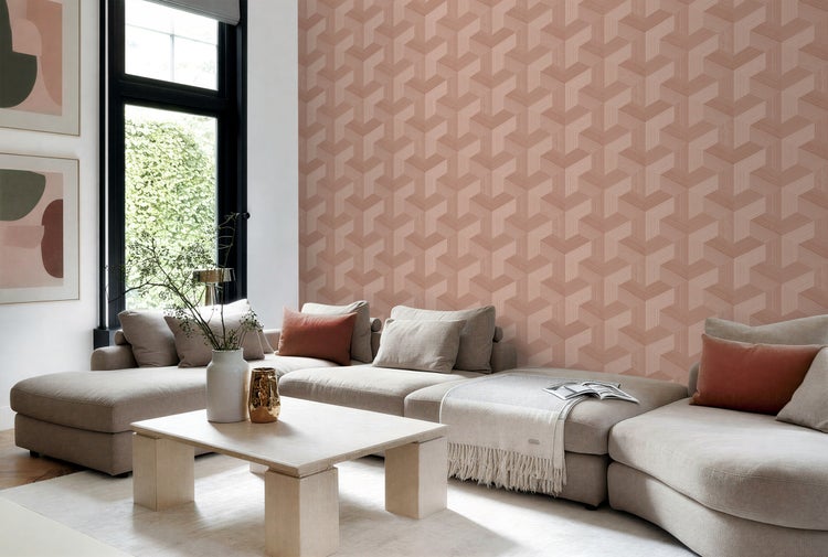 Wohnzimmer mit beiger Couch, Holztisch und gemusterter Tapete