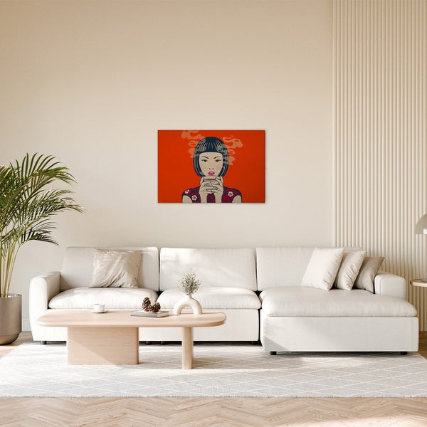 Wohnzimmer mit Sofa und Wandbild einer Frau, die ein heißes Getränk genießt