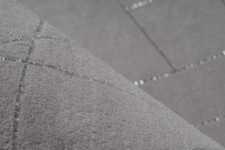 Nahaufnahme einer roten Azalee im Garten