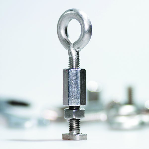 Ösenschraube aus Metall mit Langmutter und Sechskantmutter auf einem Gewindestab mit flachem Fuß.