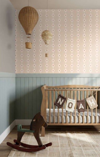 Kinderschlafzimmer mit Holzgitterbett, Schaukelpferd, Deko Heißluftballons und Tapete mit Rautenmuster über einer halbhohen Wandvertäfelung.
