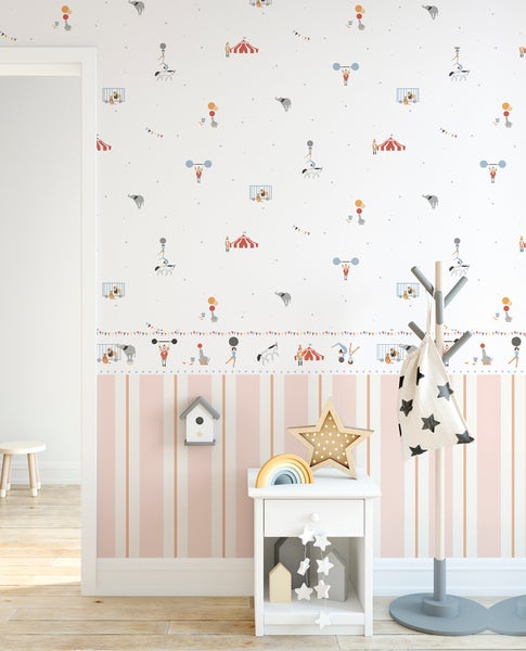 Kinderzimmer mit Zirkus Tapete, Nachtkästchen und Garderobenständer