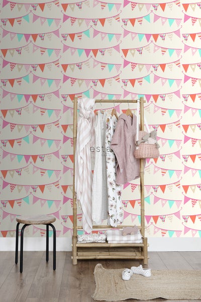 Zimmerdekor mit Tapete mit Wimpelmuster, Kleiderständer und Hocker