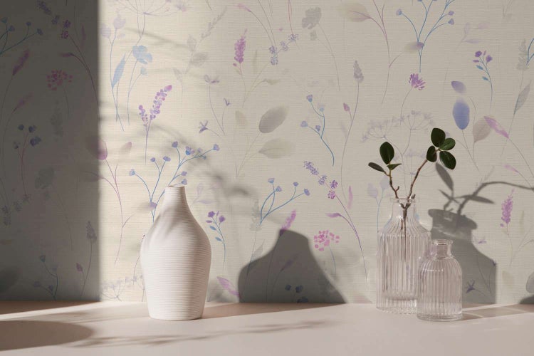 Vliestapete mit feinem floralem Wiesenblumenmuster und filigranen Gräsern auf strukturiertem Untergrund zur dekorativen Wandgestaltung.