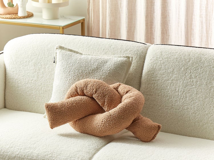 Dekorative Kissen auf einem Sofa mit Bouclé Bezug