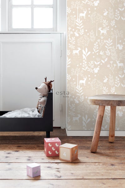 Kinderzimmer mit Waldtiermuster Tapete, Bett und Spielzeugwürfeln