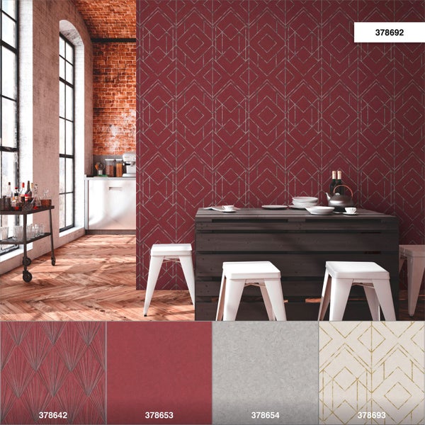 Wohnraum mit roter Vliestapete mit geometrischem Muster und Esstisch mit Stühlen