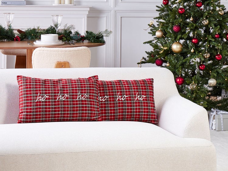 Zwei karierte Kissen mit der Aufschrift Ho Ho Ho