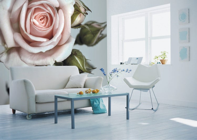 Helles Wohnzimmer mit Sofa, Sessel, Tisch und Rosen-Fototapete