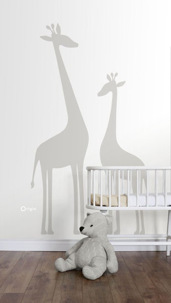 Kinderzimmer mit Giraffen Wandtattoo, Gitterbett und Teddybär