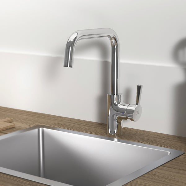 Eine glänzende Küchenarmatur mit U-förmigem Auslauf und Einhebelbedienung an einer Spüle mit Arbeitsplatte.