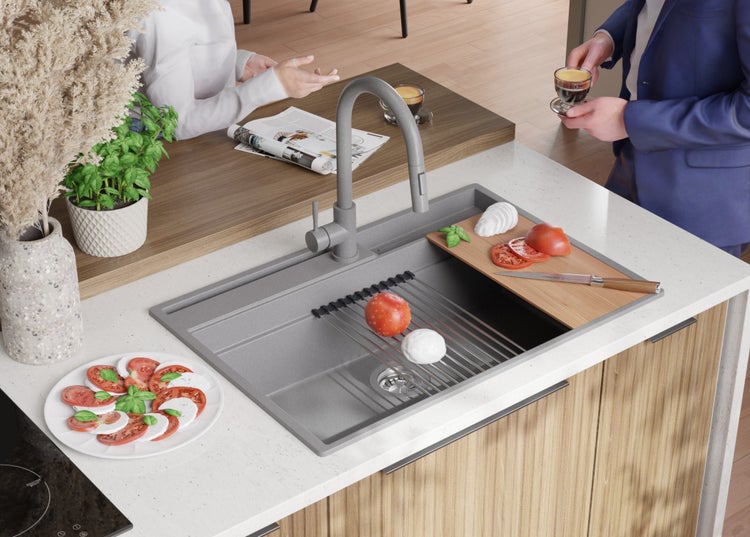 Küchenspüle mit Abtropfgestell und Schneidebrett auf einer Küchentheke