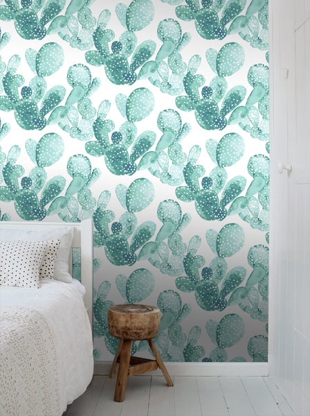 Dekoratives Schlafzimmer mit Tapete mit Kakteenmuster