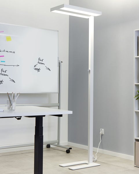 Büro mit Schreibtisch, Whiteboard und LED-Stehlampe