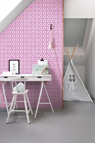 Dekoratives Zimmer mit Mustertapete, Schreibtisch und Spielzelt