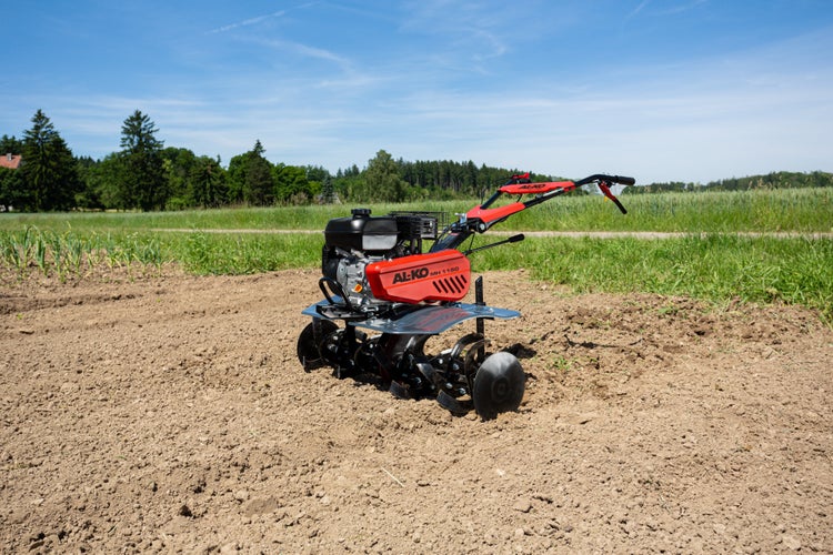 AL-KO Benzin Motorhacke MH 1150 für die Bodenbearbeitung in einem Garten.