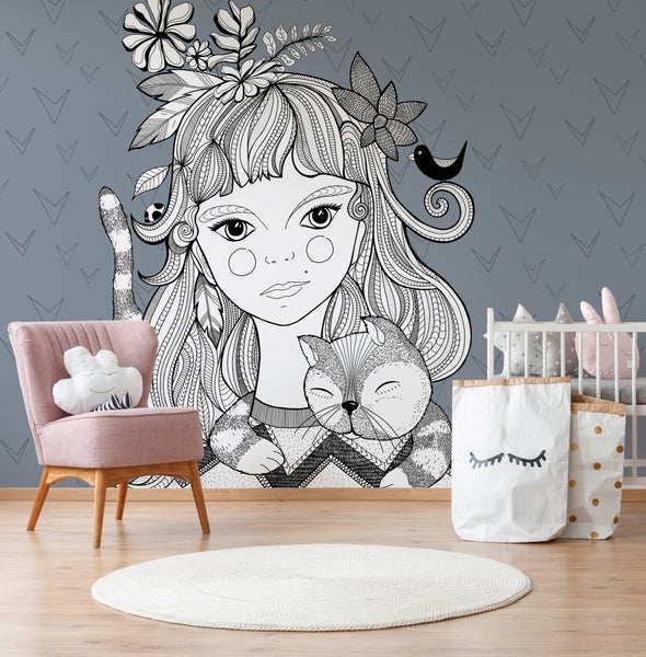 Modernes Kinderzimmer mit großformatiger schwarz-weißer Vliestapete mit Mädchen- und Katzenmotiv, rosa Sessel und weißem Gitterbett.