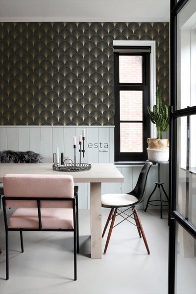 Esszimmer mit Esstisch, Stühlen und gemusterter Tapete