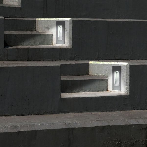 Beleuchtete Treppe mit eingebauten Lampen für den Außenbereich.