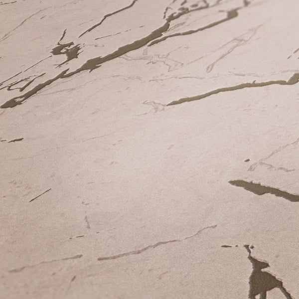 Wohnzimmer mit rosafarbener Marmortapete, weißem Sofa und schwarzen Sesseln