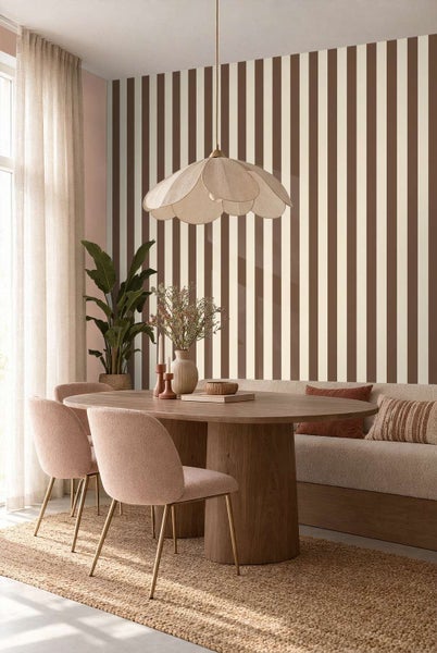 Esszimmer mit vertikal gestreifter Tapete, einem ovalen Holztisch, stoffbezogenen Stühlen und einer blütenförmigen Pendelleuchte.