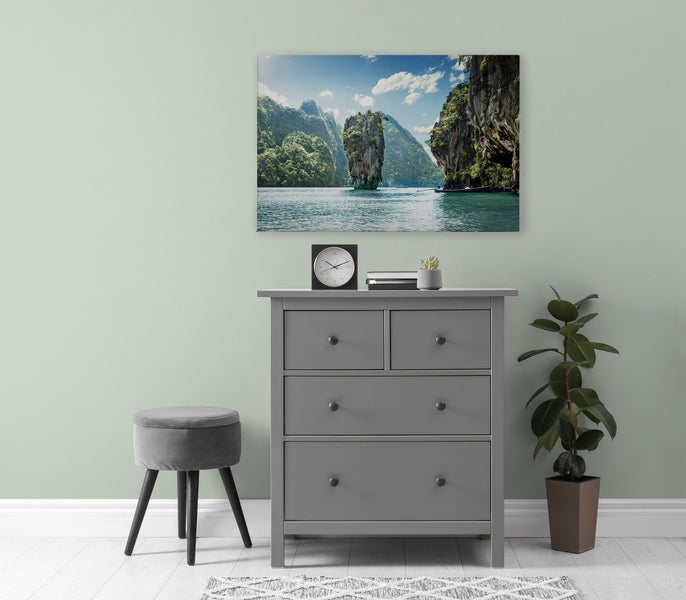 Wandbild mit einer Felseninsel in der Bucht vor einer Kommode im Wohnzimmer