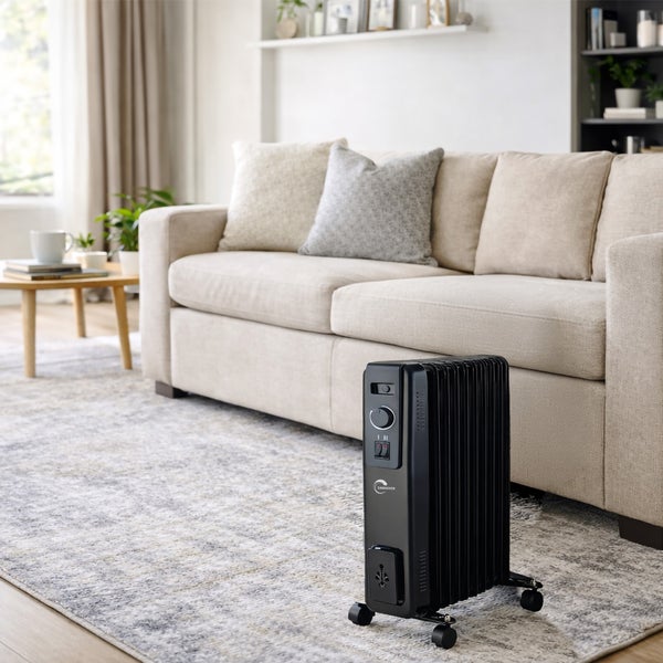 Mobiler Ölradiator von Sannover mit Rollen zur Zusatzheizung in einem modern eingerichteten Wohnzimmer vor einem Sofa.