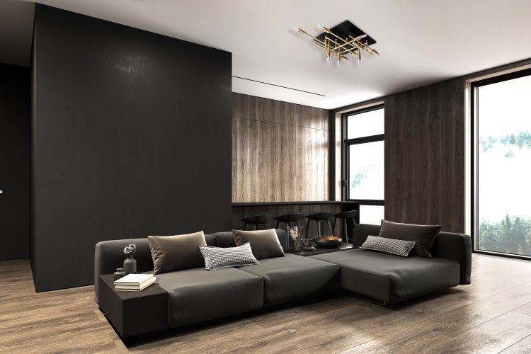 Helles Wohnzimmer mit großem Sofa, Fenstern und Deckenleuchte