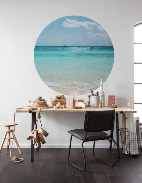 Dekoratives Zimmer mit Schreibtisch und Wandtattoo mit Strandmotiv