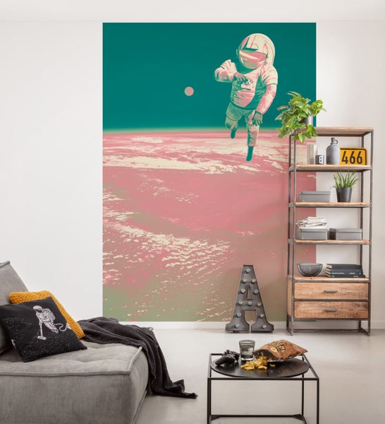 Wohnzimmer mit Fototapete mit Astronautenmotiv, Sofa, Couchtisch und Regal