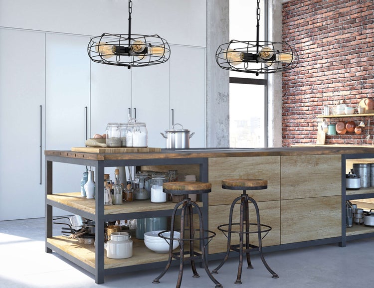 Helle Küche im Loftstil mit zwei Pendelleuchten und einer Kücheninsel mit Barhockern