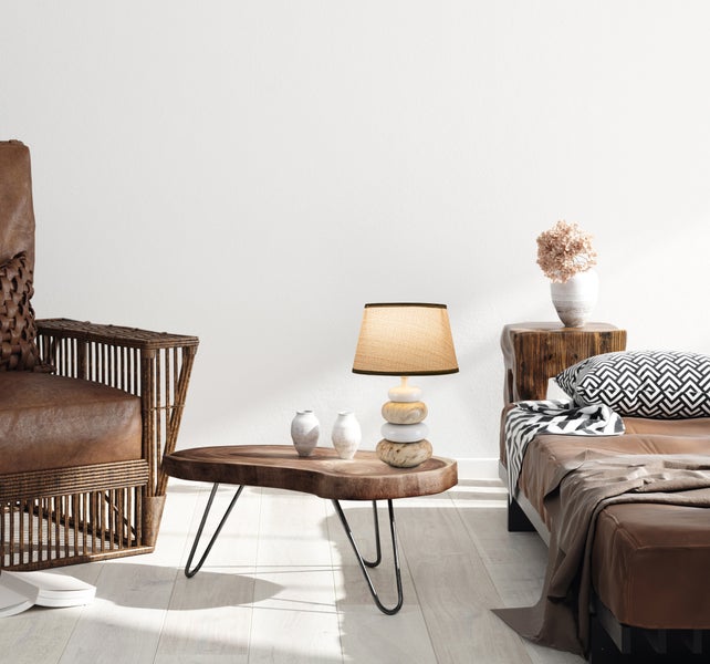 Wohnzimmer-Szene mit Sessel, Couch und Beistelltischen