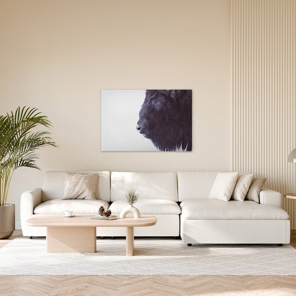 Wohnzimmer mit Sofa, Tisch und einem Wandbild, das einen Büffel zeigt.